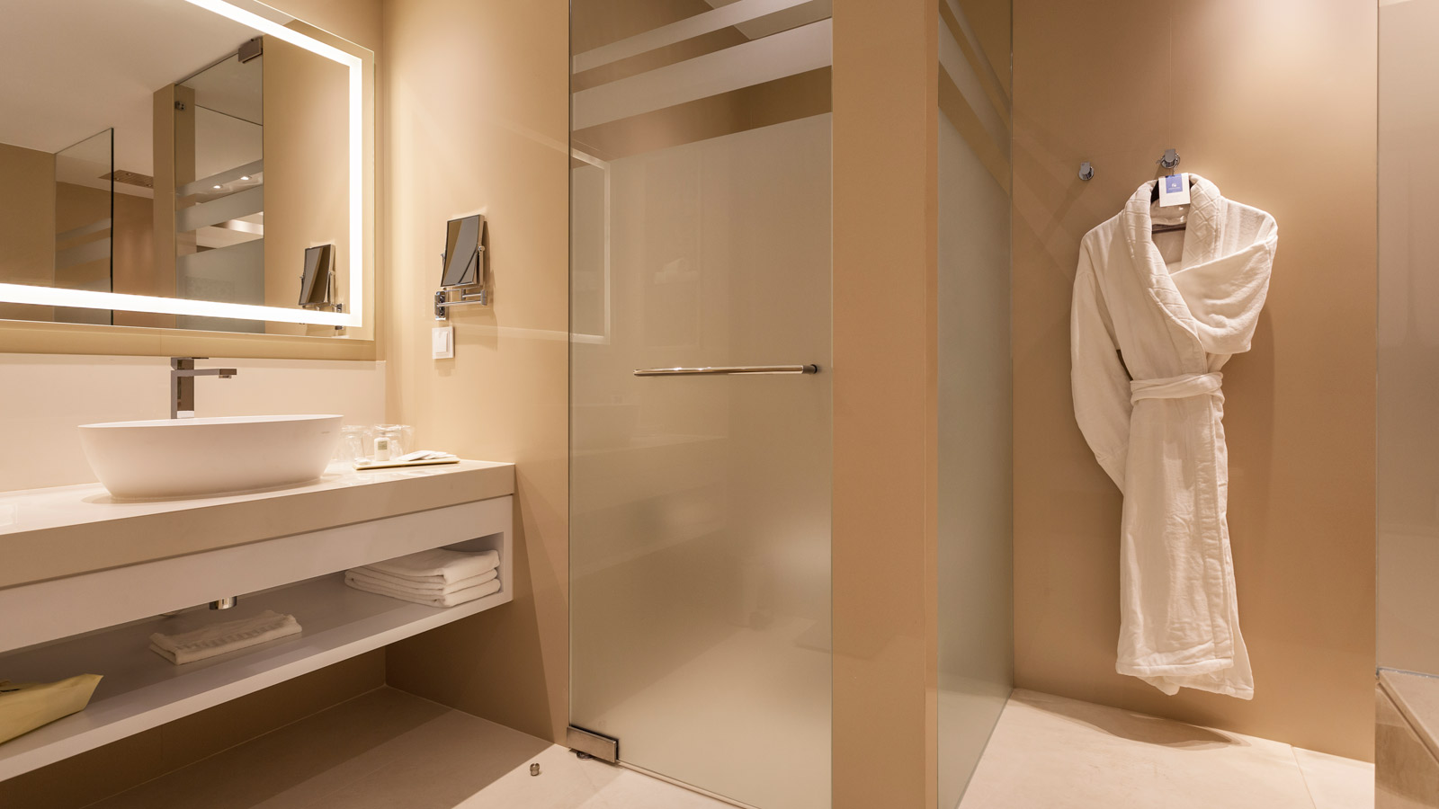 lux199-Premium-Deluxe-Room-Bathroom